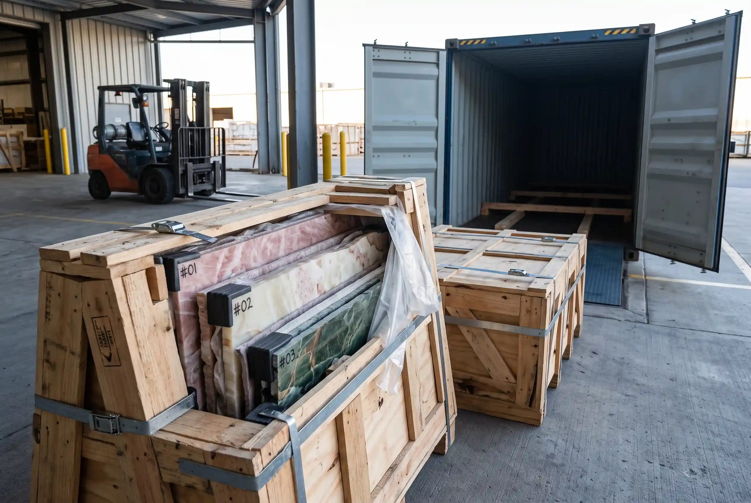 Export onyx slabs in engineered crates with edge protection and secure container bracing Export onyx slabs in engineered crates with edge protection and secure container bracing
